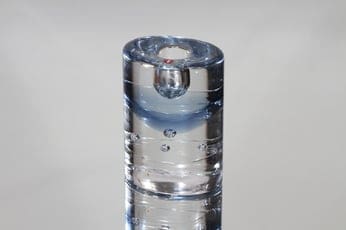 Iittala Arktia kynttilänjalka, kirkas-sininen, suunnittelija Timo Sarpaneva, pieni, massiivinen
