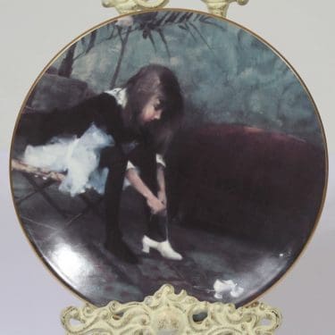 Arabia koristelautanen, Tanssiaiskengät, suunnittelija Helene Schjerfbeck, Tanssiaiskengät, serikuva, lapsiaihe