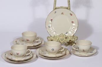 Arabia koriste 5276 kahvikupit ja lautaset, 4 kpl, suunnittelija , serikuva, kukka-aihe