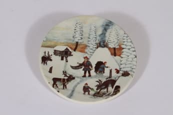 Arabia koristelautanen, Lapinkylä talvitunnelmissa, suunnittelija Andreas Alariesto, Lapinkylä talvitunnelmissa, pieni, serikuva