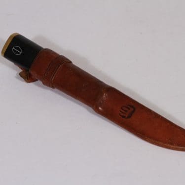 Hackman Sorsakoski TW 1961 puukko, suunnittelija Tapio Wirkkala, teräs, nailonkahva, nahkatuppi