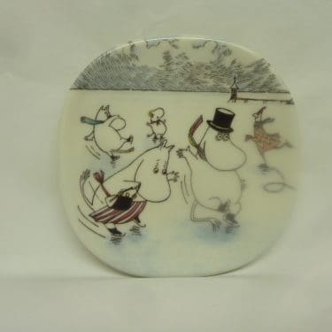 Arabia Muumi wall plate, Hiihtomäessa, designer Tove Jansson, Tove Slotte, small, silk screening, muumi theme