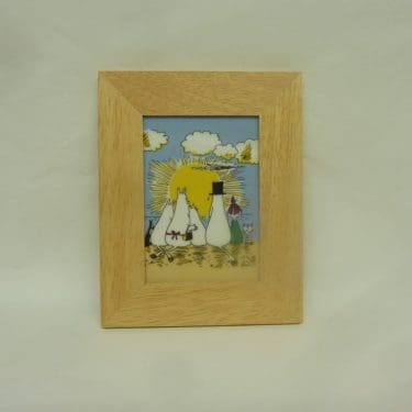 Arabia Muumi wall plate, Auringonnousu Nro 6, designer Tove slotte, Camilla Moberg, small, wood frame, muumi theme