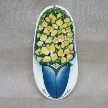 Arabia decorative plate, Aurinkoinen, designer Heljä Liukko-Sundström, small, silk screening, bouquet topic