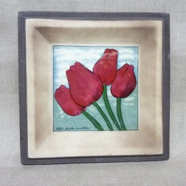 Arabia wall plate Tulips designer Heljä Liukko-Sundström