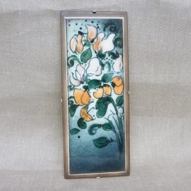 Arabia wall plate, Tuoksua Tuoksua, designer Heljä Liukko-Sundström, silk screening, signed
