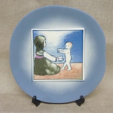 Arabia wall plate Off on a walk designer Heljä Liukko-Sundström 