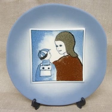 Arabia wall plate Off to School (Boy) designer Heljä Liukko-Sundström 
