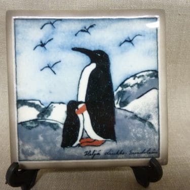 Arabia wall plate, Äidin Suojassa, designer Heljä Liukko-Sundström, small, silk screening, angel theme