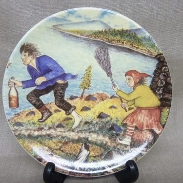 Arabia decorative plate, Äkkilähtö, designer Andreas Alariesto, silk screening, Lapland theme, naive