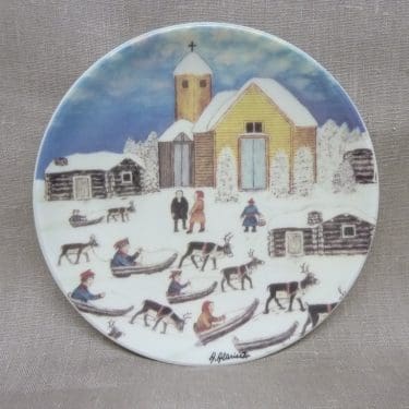 Arabia decorative plate, Kirkonkylällä, designer Andreas Alariesto, silk screening, Lapland theme, naive
