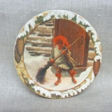Arabia decorative plate, Tonttu Ja Luuta, designer Anders Olsson, small,silk screening, Christmas theme