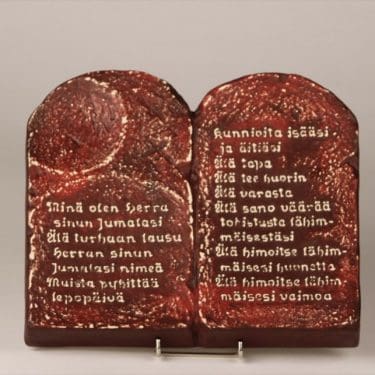 Arabia Kymmenen käskyä wall plate, brick red