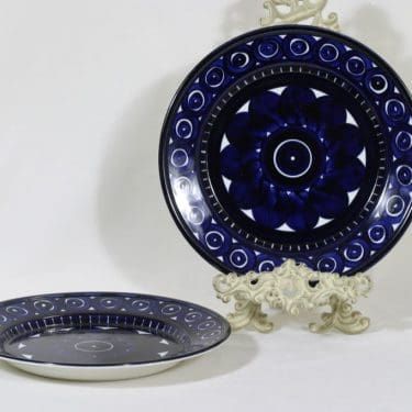 Arabia Valencia lautaset, matala, 2 kpl, suunnittelija Ulla Procope, matala, käsinmaalattu, signeerattu