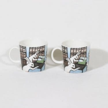 Iittala mukit, Suomalainen kirjakerho, 2 kpl, suunnittelija Heljä Liukko-Sundström, Suomalainen kirjakerho, serikuva, tilattu koriste