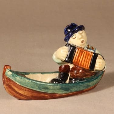 Kupittaan savi 868 figure Accordionist