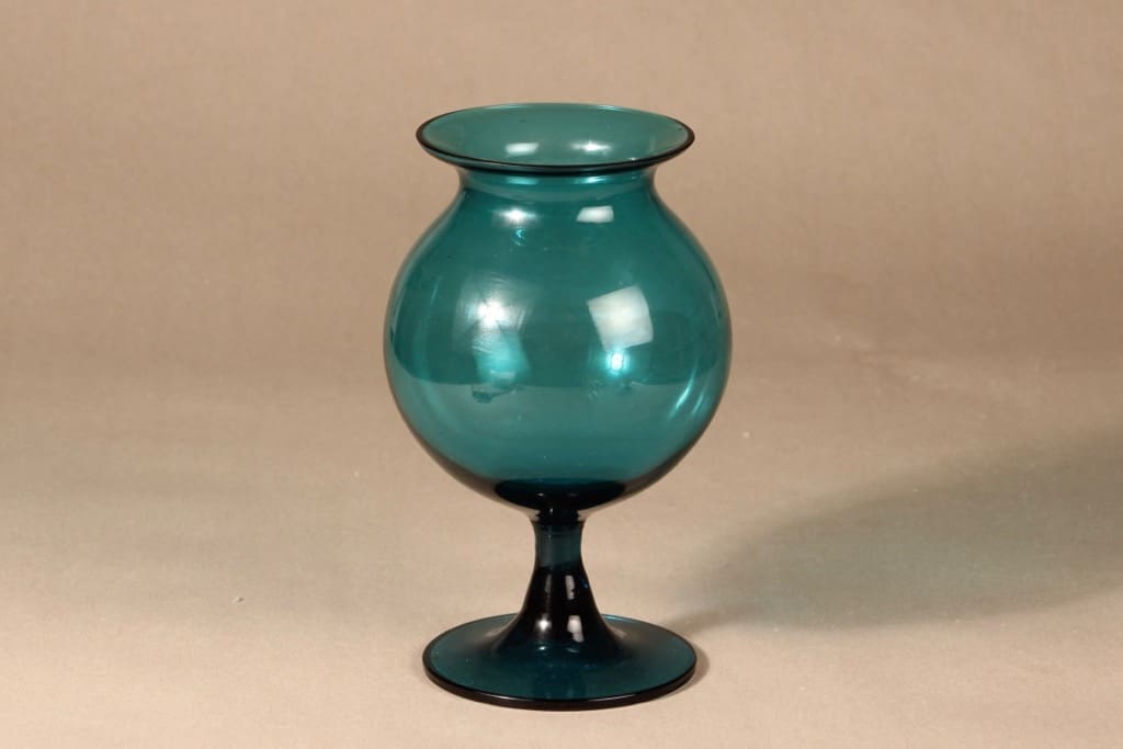 Riihimäen lasi Ruusu vase, with feet, designer Nanny Still