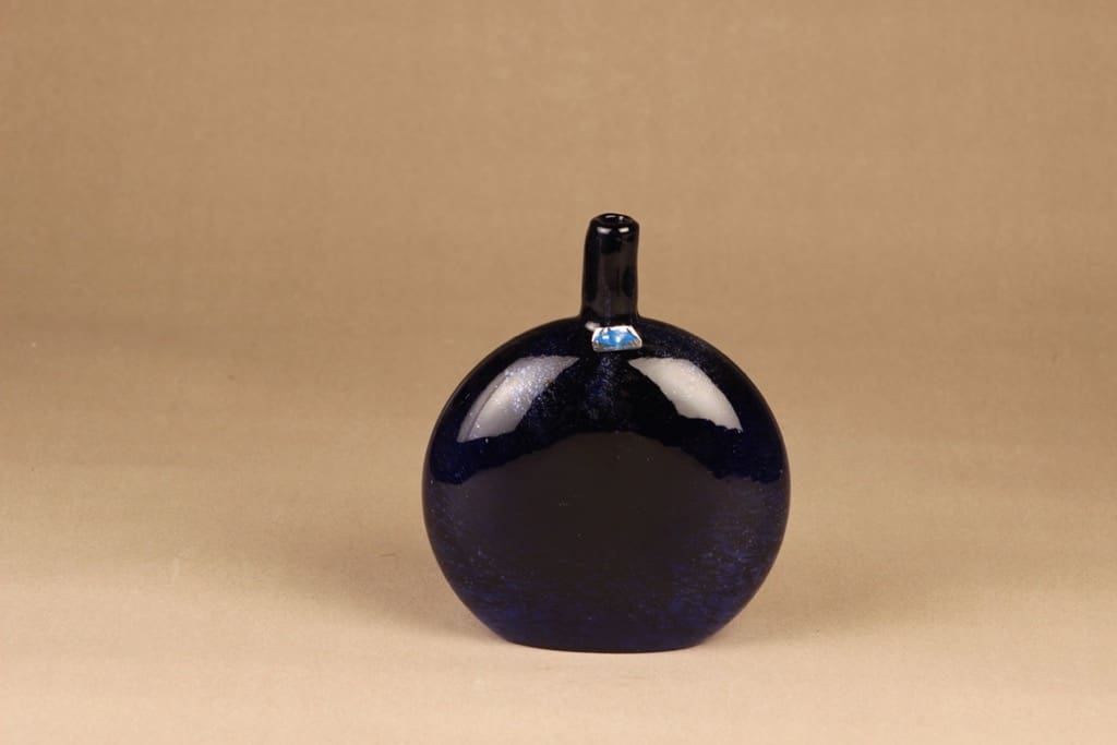 Nuutajärvi Mansikkapaikka art glass bottle, signed Oiva Toikka