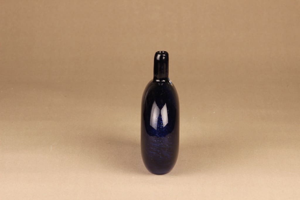 Nuutajärvi Mansikkapaikka art glass bottle, signed Oiva Toikka 2
