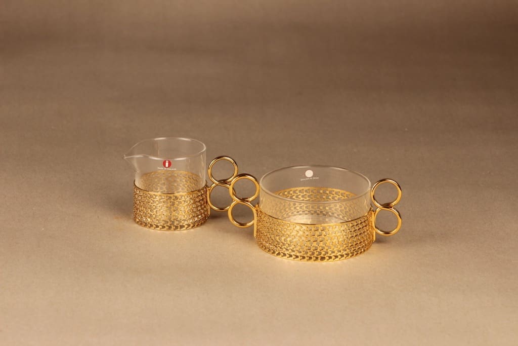 Iittala 24 carat sokerikko ja kermakko, kultainen pidike, suunnittelija Timo Sarpaneva, kultainen pidike