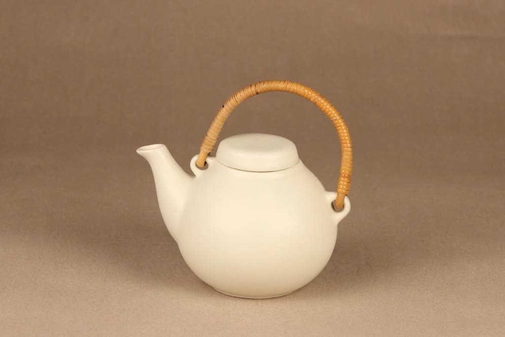 Arabia GA 1 teekannu, rottinkikahvalla, suunnittelija Ulla Procope, rottinkikahvalla, 0.7 l