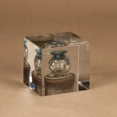 Nuutajärvi vuosikuutio, 1982, suunnittelija Oiva Toikka, 1982, signeerattu, numeroitu