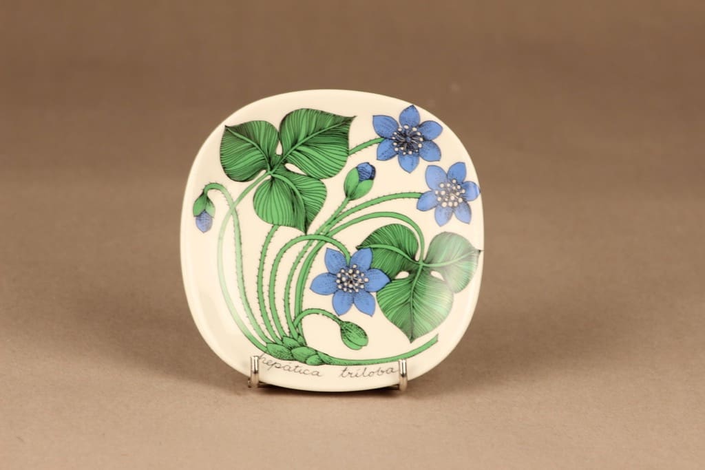 Arabia Botanica koristelautanen, Sinivuokko, suunnittelija Esteri Tomula, Sinivuokko, kukka, hepatica triloba