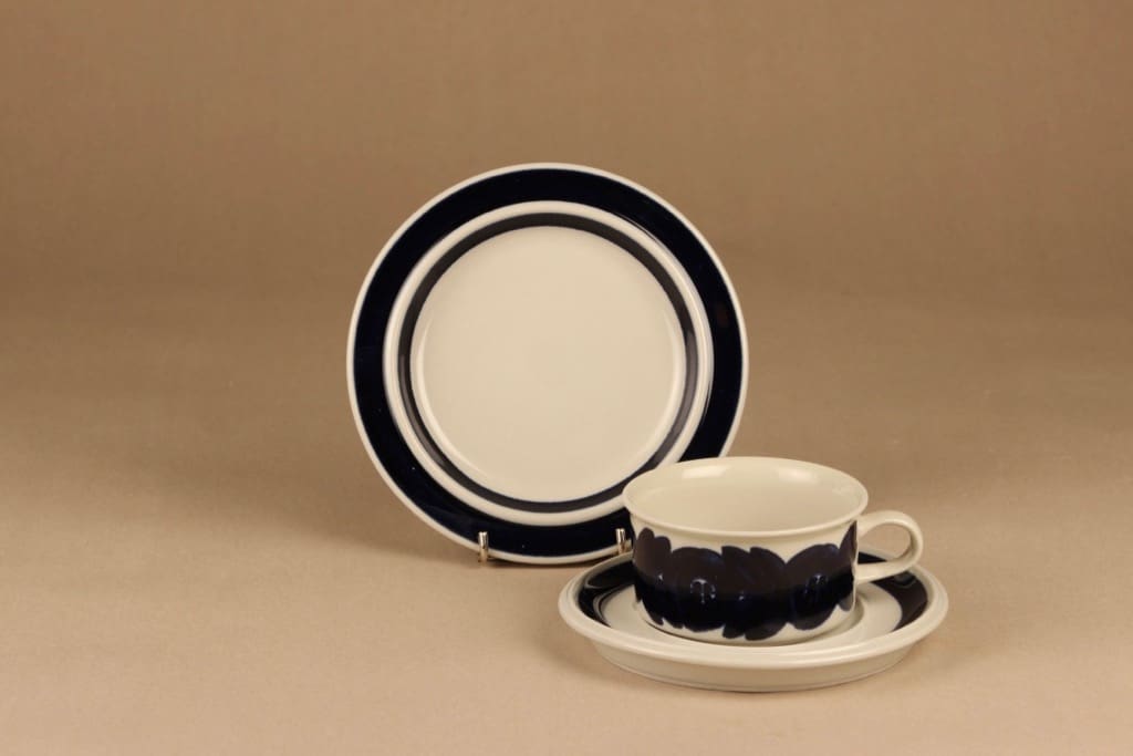 Arabia Anemone tea cup and plates(2), hand-painted designer Ulla Procope 4