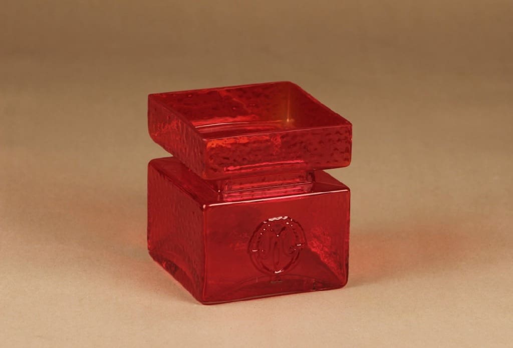 Riihimäen lasi Pala vase, red designer Helena Tynell