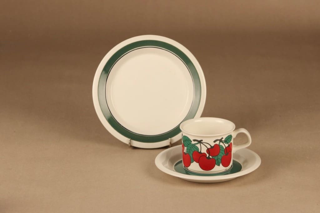 Arabia Kirsikka coffee cup and plates designer Inkeri Seppälä