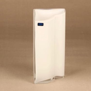 Nuutajärvi Sonetti vase, white designer Kerttu Nurminen
