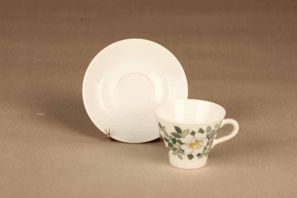 Arabia Juhannus coffee cup and plates (2) designer Raija Uosikkinen 3