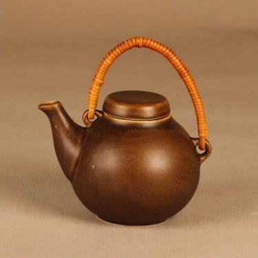 Arabia GA1 tea pot with rattan handle designer Ulla Procope