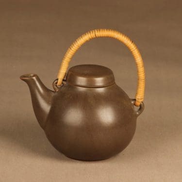 Arabia GA1 tea jug with rattan handle designer Ulla Procope