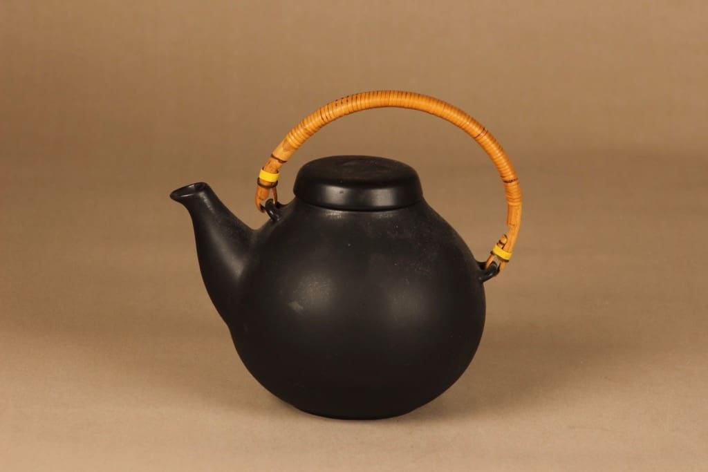 Arabia GA 3 kahvikaadin, rottinkikahvalla, suunnittelija Ulla Procope, rottinkikahvalla, 1.6 l