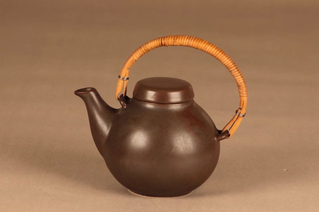 Arabia GA 1 teekaadin, rottinkikahvalla, suunnittelija Ulla Procope, rottinkikahvalla, 0.7 l