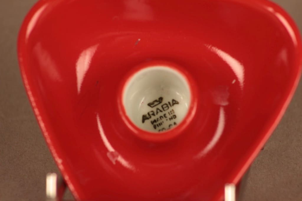 Arabia AO kynttilänjalka, kolmikulmainen, suunnittelija Ulla Procope, kolmikulmainen kuva 2