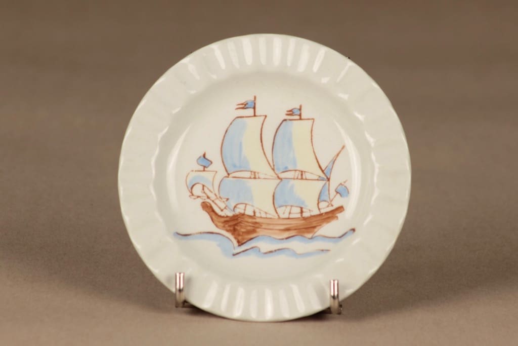 Arabia Sailor koristelautanen, Purjevene, suunnittelija Olga Osol, Purjevene, käsinmaalattu
