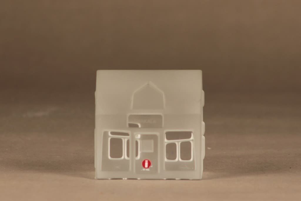Iittala Iittalan kylä taide-esine, Hakalan kauppa, suunnittelija Jorma Vennola, Hakalan kauppa, signeerattu, numeroitu
