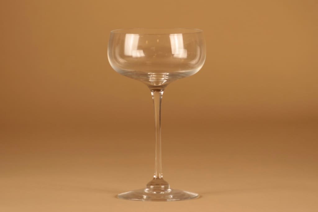 Iittala Aurora jälkiruokamalja, kirkas, suunnittelija Heikki Orvola, jalallinen