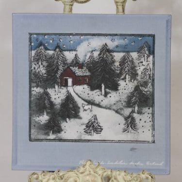 Arabia seinälaatta, Mökki, suunnittelija Heljä Liukko-Sundström, Mökki, serikuva, signeerattu, mattalasite