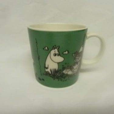 Arabia Muumi muki, Tummanvihreä, suunnittelija Tove Slotte, Tove Jansson, Tummanvihreä, serikuva, muumi-aihe, 05773