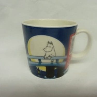 Arabia Muumi muki, Talviyö, suunnittelija Tove Slotte, Tove Jansson, Talviyö, serikuva, muumi-aihe, sesonkituote 2006