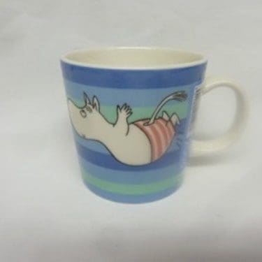 Arabia Muumi muki, Uimahyppy, suunnittelija Tove Slotte, Tove Jansson, Uimahyppy, serikuva, muumi-aihe, sesonkituote 2006