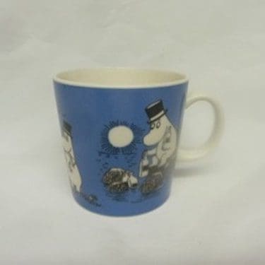 Arabia Muumi muki, Tummansininen, suunnittelija Tove Slotte, Tove Jansson, Tummansininen, serikuva, muumi-aihe, 05772