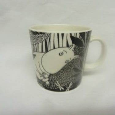 Arabia Muumi muki, Muumipeikko Unelmoi, suunnittelija Tove Slotte, Tove Jansson, Muumipeikko Unelmoi, serikuva, muumi-aihe, rajoitettu pieni erä (2005 kpl)