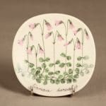 Arabia Botanica koristelautanen, Harakankello, suunnittelija Esteri Tomula, Harakankello, serikuva, kukka-aihe