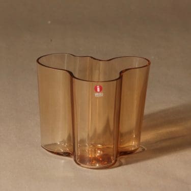 Iittala Aalto maljakko, rionruskea, suunnittelija Alvar Aalto, konesigneeraus