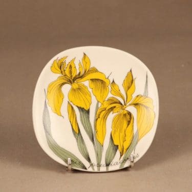 Arabia Botanica seinälautanen, Keltainen kurjenmiekka, suunnittelija Esteri Tomula, Keltainen kurjenmiekka, iris