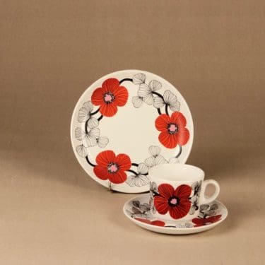 Arabia Isokukka coffee cup and plates designer Esteri Tomula